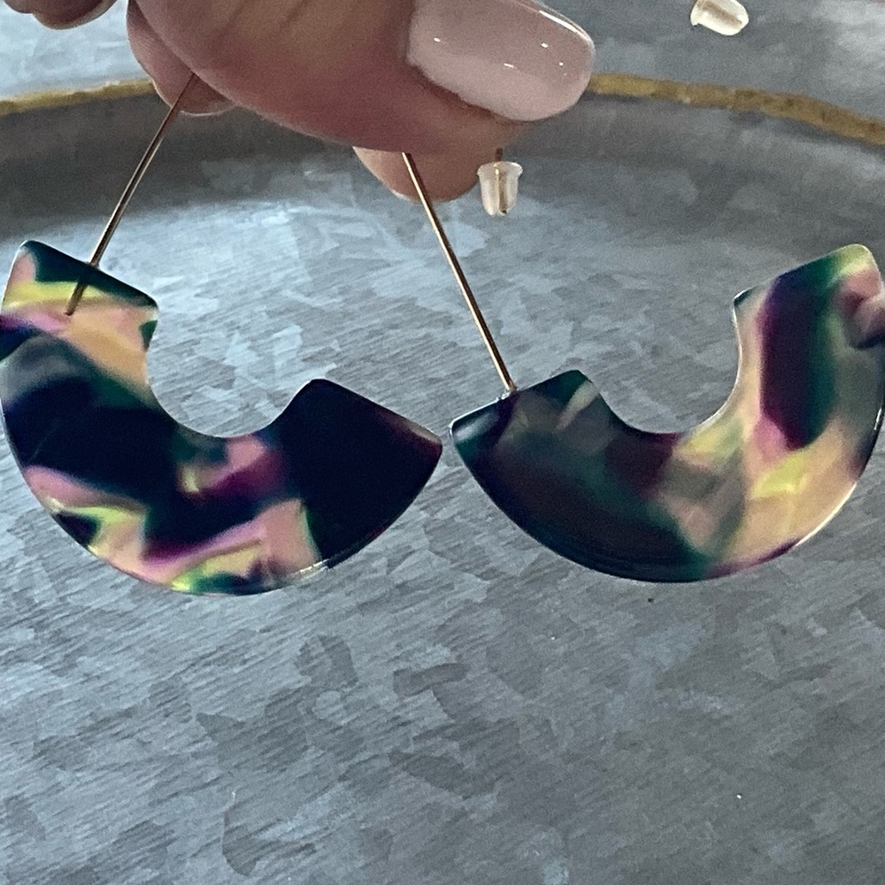 Chic Open Hoop Resin Drop Earrings - Picture 5 of 6